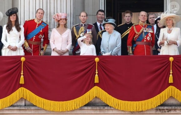 La princesse Catherine Middleton, le prince William, la reine Elizabeth II, le prince Philip, la duchesse de Cornouailles Camilla Parker Bowles, le prince Harry et d'autres membres de la famile royale lors du Trooping the colour, célébration de l'anniversaire de la reine Elizabeth II, au balcon du Buckingham Palace le 11 juin 2011 à Londres