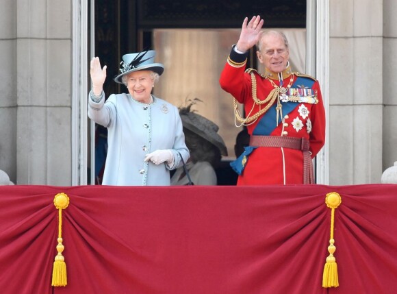 La reine Elizabeth II et son mari le prince Philip lors du Trooping the colour, célébration de l'anniversaire de la reine Elizabeth II, au balcon du Buckingham Palace le 11 juin 2011 à Londres