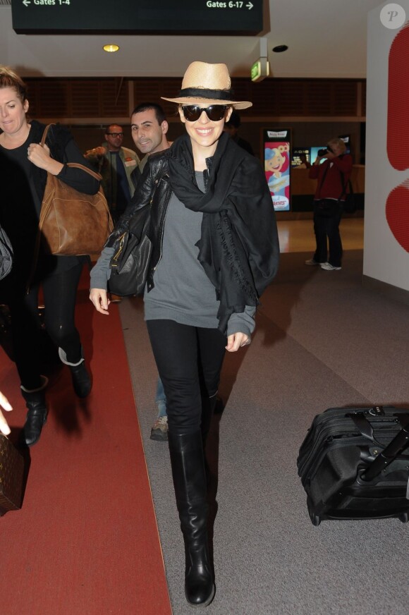Kylie Minogue se rend à l'aéroport de Sydney après quelques jours passés dans son pays d'origine le 12 juin 2011