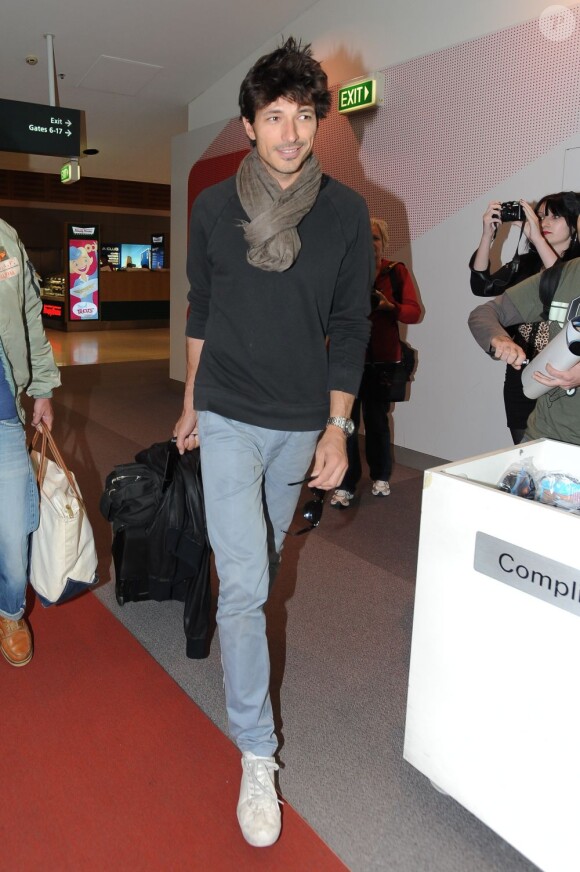 Andres Velencoso, petit ami de Kylie Minogue, l'accompagne lorsqu'ils se rendent à l'aéroport de Sydney après quelques jours passés le pays d'origine de la chanteuse le 12 juin 2011