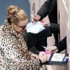 Kylie Minogue arrive à Sydney où elle prend quelques minutes pour signer des autographes à ses fans le 11 juin 2011