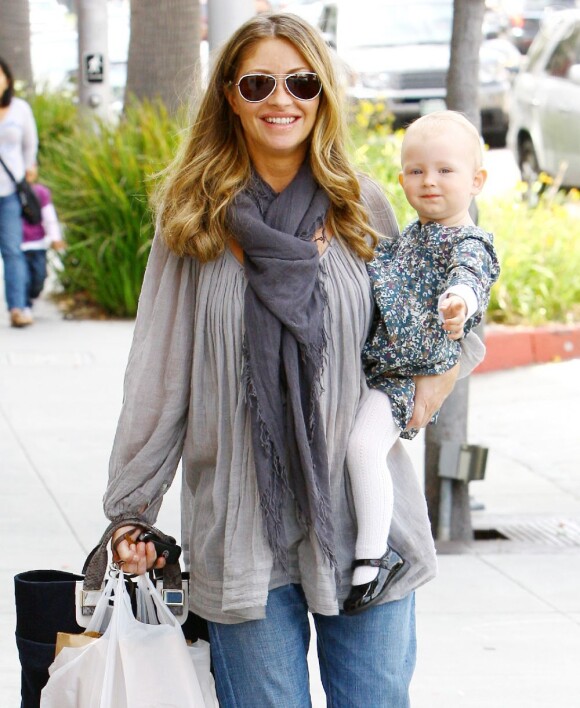 Rebecca Gayheart et sa fille Billie affichent leurs plus beaux sourires dans les rues de Beverly Hills le 12 juin 2011