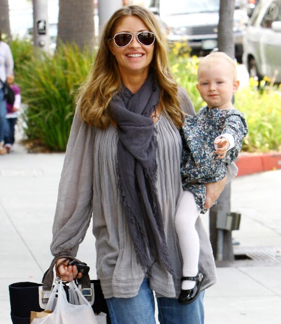 Rebecca Gayheart est une maman comblée avec sa fille Billie, un an. Beverly Hills le 12 juin 2011