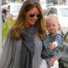 Rebecca Gayheart se promène avec sa fille Billie dans les rues de Beverly Hills le 12 juin 2011