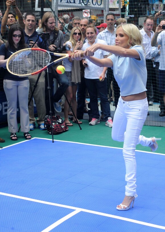 Le 13 juin 2011, à Times Square (New York), Kristin Chenoweth promouvait la mise en vente des places pour l'US Open 2011 (fin août-début septembre).