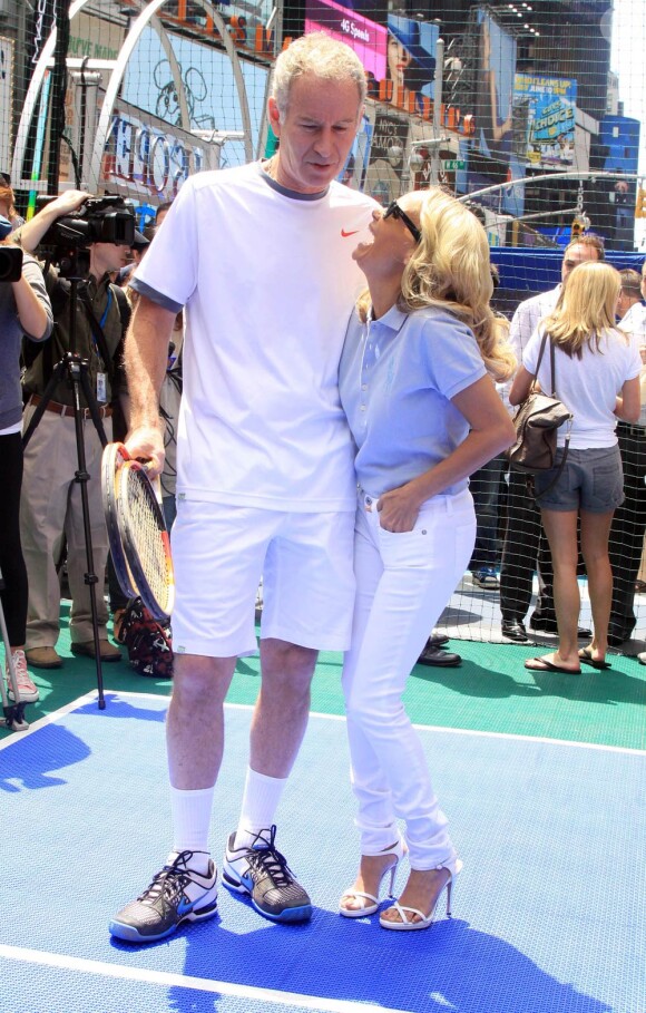Le 13 juin 2011, à Times Square (New York), John McEnroe et Kristin Chenoweth étaient bien complices pour la promotion de la mise en vente des places pour l'US Open 2011 (fin août-début septembre).