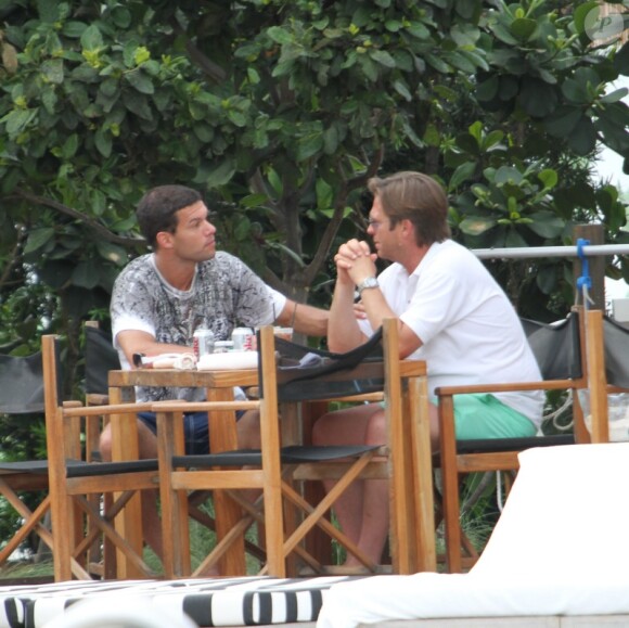 Michael Ballack sur une terrasse à Miami avec un ami le 27 mai 2011