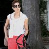Eva Mendes affirme son rang de fashionista, même lorsqu'elle promène son gros toutou ! Los Angeles, 3 juin 2011