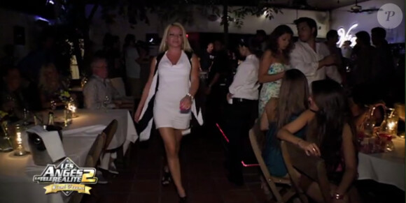 Le défilé de Julie dans Les Anges de la télé-réalité : Miami Dreams diffusée le mercredi 15 juin 2011