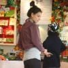 Après sa gym, Katie Holmes se lance dans une séance de shopping avec une copine... Généreuse, elle veut ravir les papilles de son mari Tom Cruise et de sa petite Surie avec de délicieuses chocolats ! Beverly Hills, le 14 juin 2011