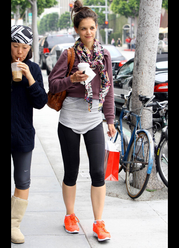 Après sa gym, Katie Holmes se lance dans une séance de shopping avec une copine... Mais côté look, l'actrice fait un gros bide ! Beverly Hills, le 14 juin 2011