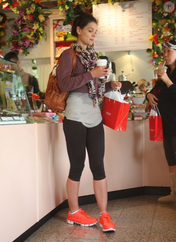 Katie Holmes veut ravir les papilles de son mari Tom Cruise et de sa petite Surie avec de délicieuses chocolats achetés dans la boutique Teuscher Chocolates à Beverly Hills, le 14 juin 2011