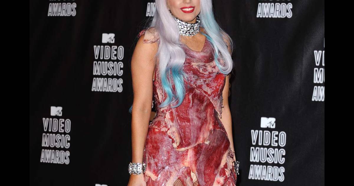 Lady Gaga et sa fameuse robe viande portée lors des MTV Video Music Awards, à Los Angeles, le 13