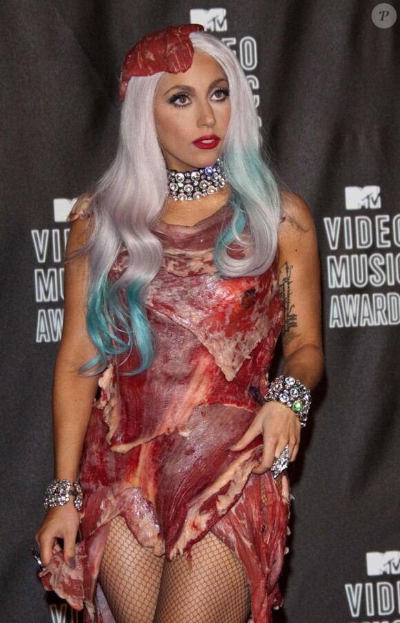 Lady Gaga et sa fameuse robe viande portée lors des MTV Video Music Awards, à Los Angeles, le 13 septembre 2010.