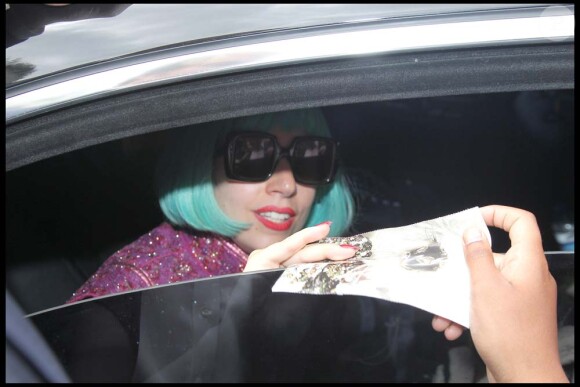 Lady Gaga à la sortie des studios de Canal , en route pour rejoindre le 1515 où l'attendent ses fans, à Paris, le 15 juin 2011.