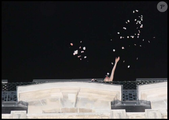 Après les Little Monsters Awards au 1515, Lady Gaga rejoint son hôtel parisien. Du balcon de sa suite du Park Hyatt, elle salue la foule avant de se coucher, le 15 juin 2011.
