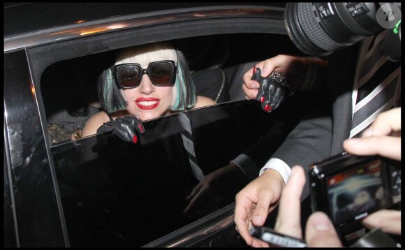 Lady Gaga à la sortie des studios de Canal , en route pour rejoindre le 1515 où l'attendent ses fans, à Paris, le 15 juin 2011.