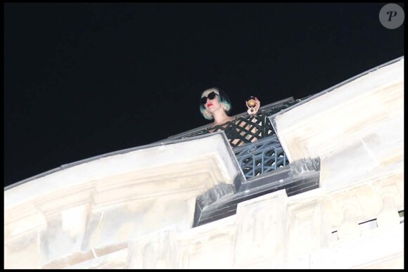 Après les Little Monsters Awards au 1515, Lady Gaga rejoint son hôtel parisien. Du balcon de sa suite du Park Hyatt, elle salue la foule avant de se coucher, le 15 juin 2011.
