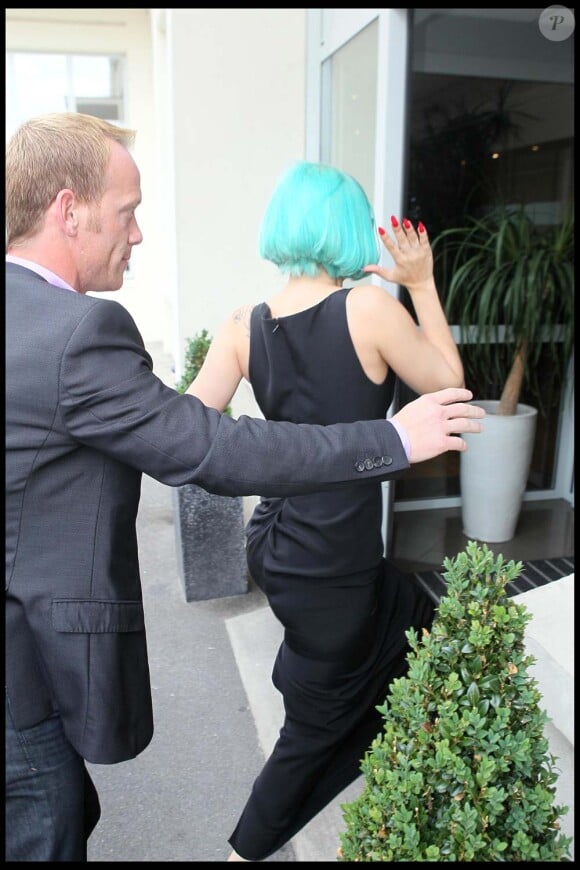 Lady Gaga tâche de se faire discrète à son arrivée à l'aéroport du Bourget, le 16 juin 2011.