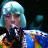 Lady Gaga, en petite sirène, interprète The Edge of Glory sur le plateau du Grand Journal de Canal , le 15 juin 2011.