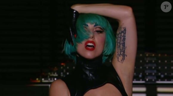 Lady Gaga, en petite sirène, interprète The Edge of Glory sur le plateau du Grand Journal de Canal , le 15 juin 2011.