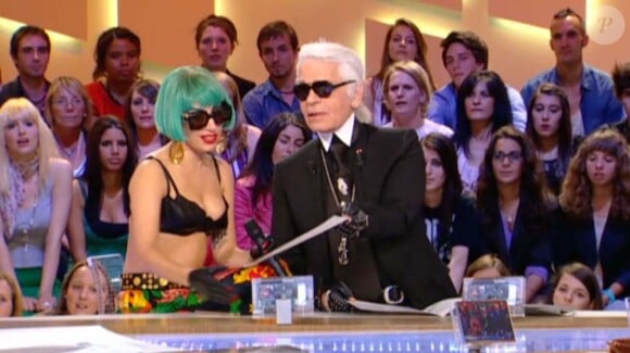 Lady Gaga et Karl Lagerfeld, très complices sur le plateau du Grand Journal de Canal+, le 15 juin 2011. Le couturier lui offre un dessin et son iPad... en or !