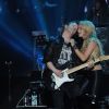 Shakira langoureuse avec son guitariste en concert à Paris Bercy le 14 juin 2011