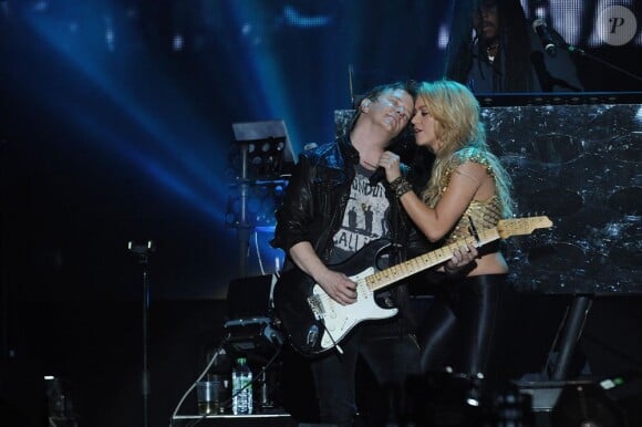 Shakira langoureuse avec son guitariste en concert à Paris Bercy le 14 juin 2011