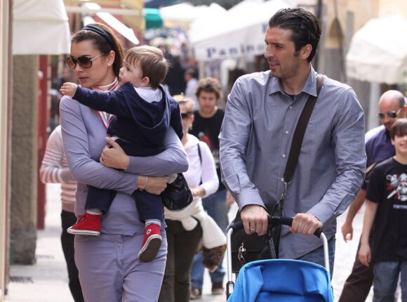 Gianluigi Buffon, sa femme Alena et leur fils Louis Thomas à Portofino le 12 avril 2009