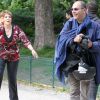 Guadalupe, la maman de Jennifer Lopez s'est amusée comme une folle avec un pistolet à eau au Parc Monceau à Paris le 16 juin 2011