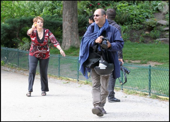 Guadalupe, la maman de Jennifer Lopez s'est amusée comme une folle avec un pistolet à eau au Parc Monceau à Paris le 16 juin 2011