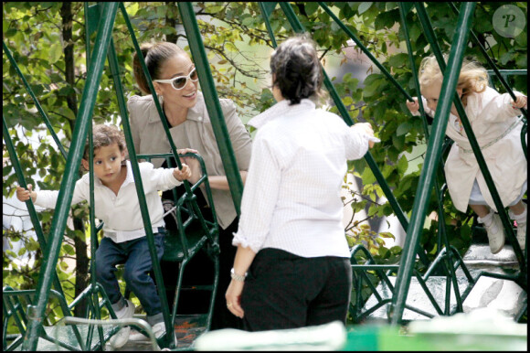 Jennifer Lopez entourée de ses enfants au Parc Monceau à Paris le 16 juin 2011 n'a pas hésité à discuter avec les autres mamans