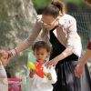 Jennifer Lopez entourée de ses enfants s'est amusée comme une folle au Parc Monceau à Paris le 16 juin 2011