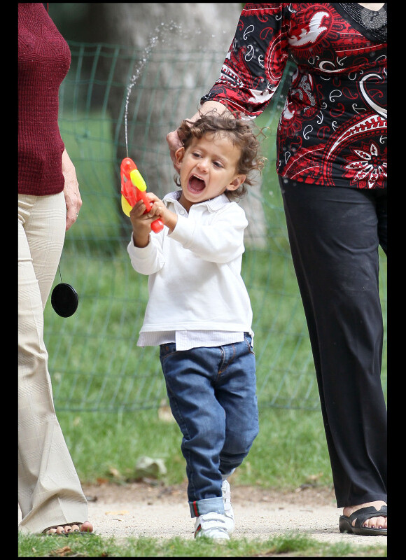 Max, le fils de Jennifer Lopez, s'est amusé comme un petit fou  au Parc Monceau à Paris le 16 juin 2011