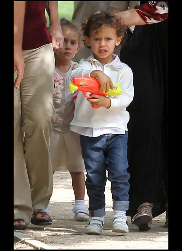 Max et Emme, les enfants de Jennifer Lopez, ont fait le show au Parc Monceau à Paris le 16 juin 2011