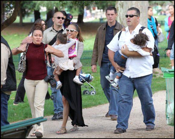 Jennifer Lopez entourée de ses enfants s'est amusée comme une folle au Parc Monceau à Paris le 16 juin 2011