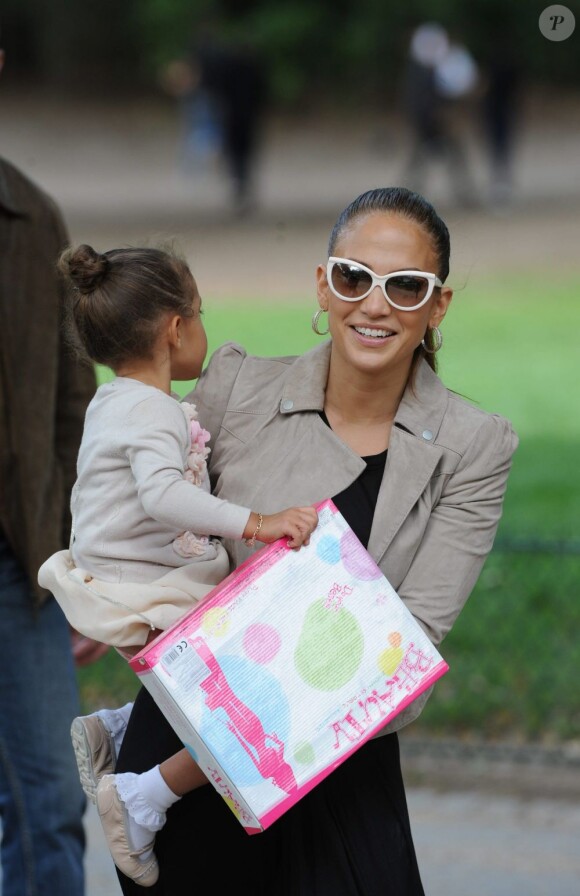 Jennifer Lopez et ses jumeaux Emme et Max au Parc Monceau à Paris le 16 juin 2011