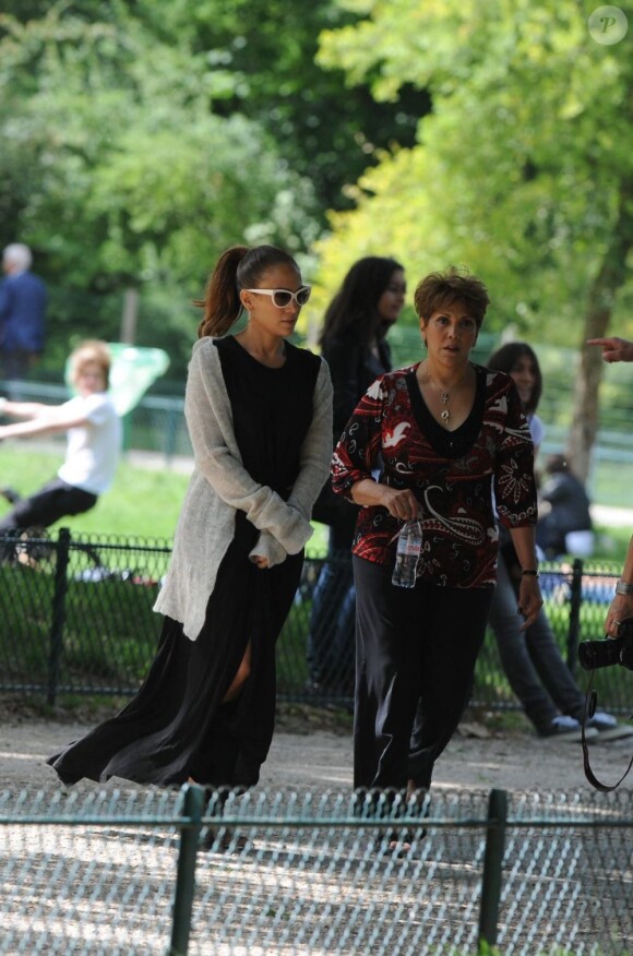 Jennifer Lopez et ses jumeaux Emme et Max au Parc Monceau à Paris le 16 juin 2011