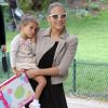 Pour son escapade parisienne, Jennifer Lopez a fait un vrai défilé de mode ! Et même au parc avec ses enfants la belle est au top avec une robe longue fendue et une petite veste trendy. Paris, 16 juin 2011