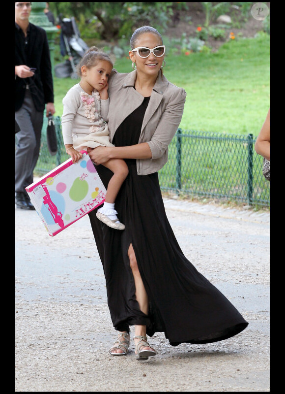 Pour son escapade parisienne, Jennifer Lopez a fait un vrai défilé de mode ! Et même au parc avec ses enfants la belle est au top avec une robe longue fendue et une petite veste trendy. Paris, 16 juin 2011