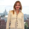 Look chic et tendance pour la ravissante Cameron Diaz qui apporte une touche d'été à sa tenue avec des escapins et un rouge à lèvres corail. Moscou, 16 juin 2011