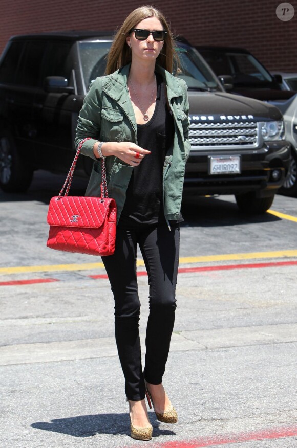 Nicky Hilton confirme son rang de fashionista. Elle booste un slim et top noirs avec des escarpins Louboutin léopard et un it-bag Chanel. Los Angeles, 15 juin 2011