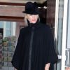 Avec cette tenue, Gwen Stefani est tout droit sortie d'un magazine de mode ! La fashionista opte pour une cape lège et un borsalino pour braver le temps capricieux ! Los Angeles, 16 juin 2011