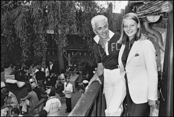 Frédéric Castet a travaillé chez Dior de 1953 à 1988 avant de créer ses propres collections. Il pose ici avec la toute jeune Jodie Foster. Saint-Tropez, 1975