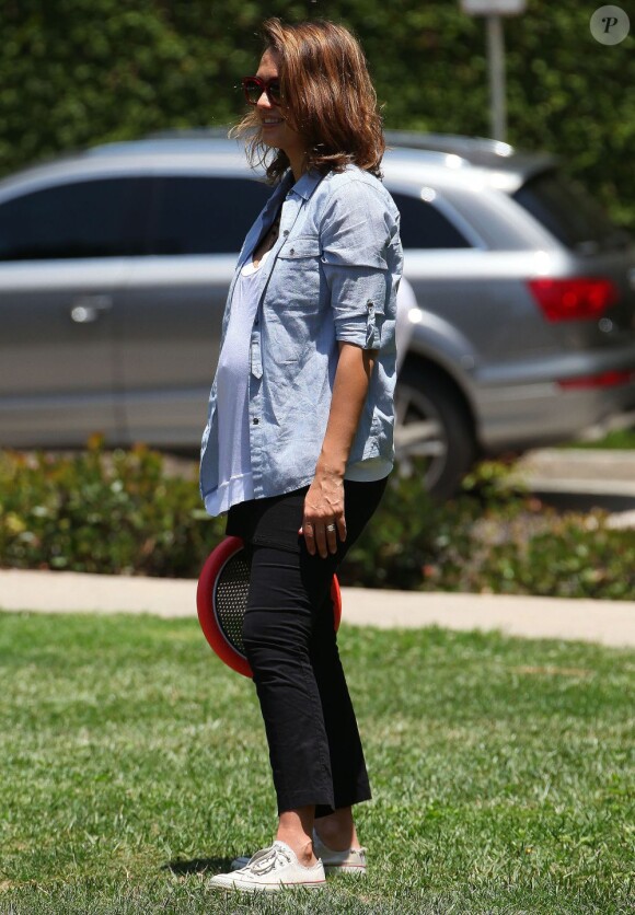 Jessica Alba est une fashionista hors pair, même pour aller au parc. Los Angeles, 18 juin 2011