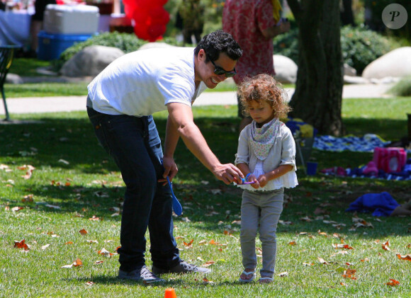 Jessica Alba profite d'un moment en famille au parc avec son mari Cash Warren et leur poupée de 3 ans, Honor. Los Angeles, 18 juin 2011