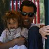 Jessica Alba profite d'un moment en famille au parc avec son mari Cash Warren et leur poupée de 3 ans, Honor. Los Angeles, 18 juin 2011