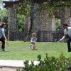  Jessica Alba s'amuse avec son mari Cash Warren et sa petite Honor. Los Angeles, 18 juin 2011