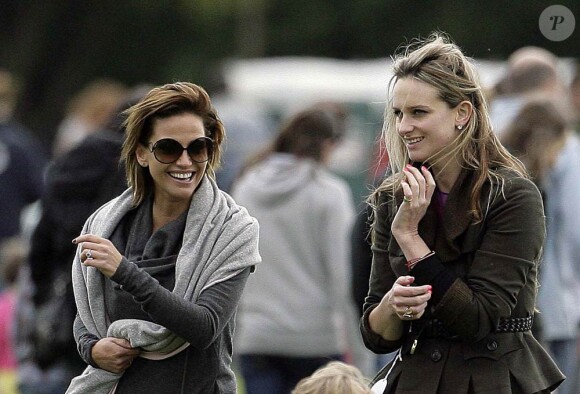 Sarah Harding et Bryony Daniels, ex du prince William, lors d'un match de polo caritatif, le dimanche 19 juin 2011.