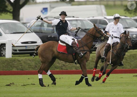 Le prince Harry lors d'un match de polo caritatif, le dimanche 19 juin 2011.